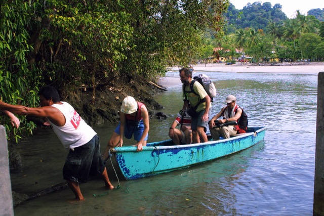 Traversée du petit bras de mer (Attention, crocodiles !) pour atteindre l'accès à la réserve de Manuel Antonio.